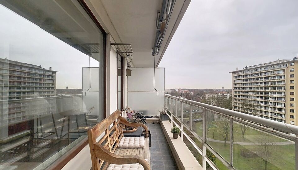 Welkom in residentie Willem de Brouwer. Op de achtste verdieping van dit goed onderhouden gebouw bevindt zich dit appartement, gelegen aan een gemeenschappelijke gang met slechts vier andere wooneenheden.
U betreedt het appartement via de inkomhal, die be