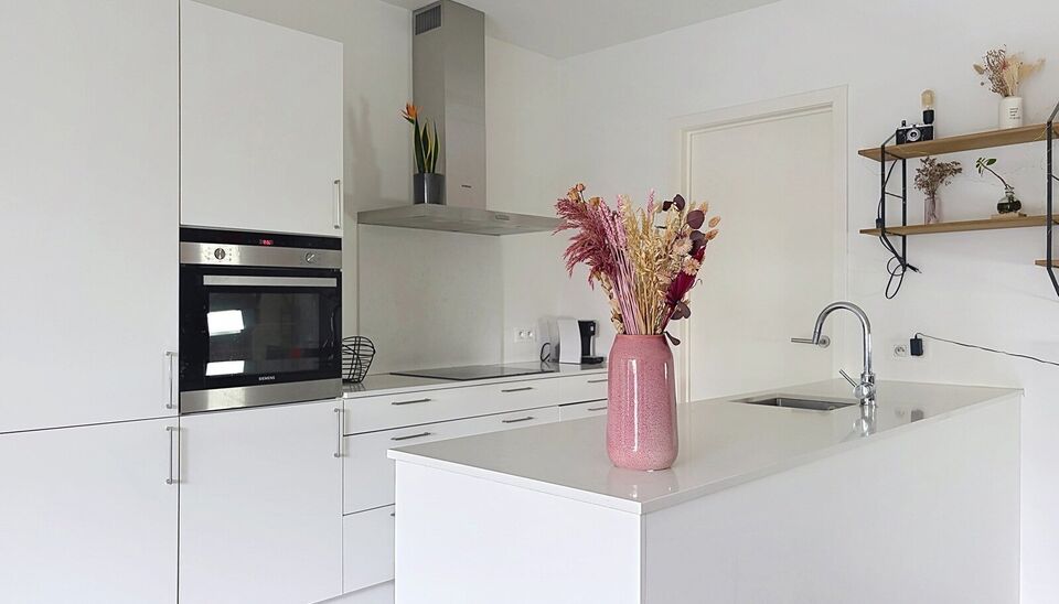 Een recent en instapklaar appartement met terras, ideaal gelegen op wandelafstand van brouwerij Brouwerij De Koninck en het Albertpark. Het appartement bevindt zich op de derde verdieping van een modern en goed onderhouden gebouw met lift.
Via de ruime in