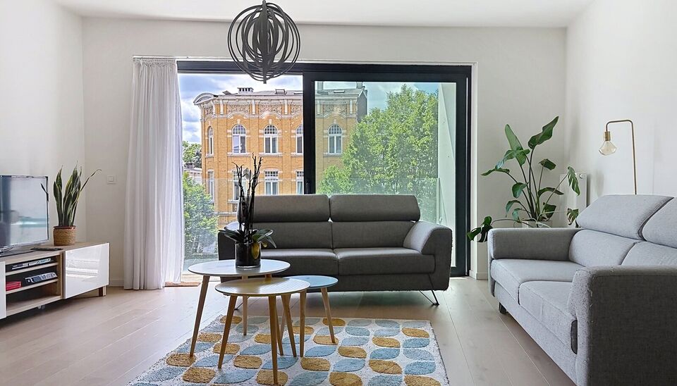 Een recent en instapklaar appartement met terras, ideaal gelegen op wandelafstand van brouwerij Brouwerij De Koninck en het Albertpark. Het appartement bevindt zich op de derde verdieping van een modern en goed onderhouden gebouw met lift.
Via de ruime in