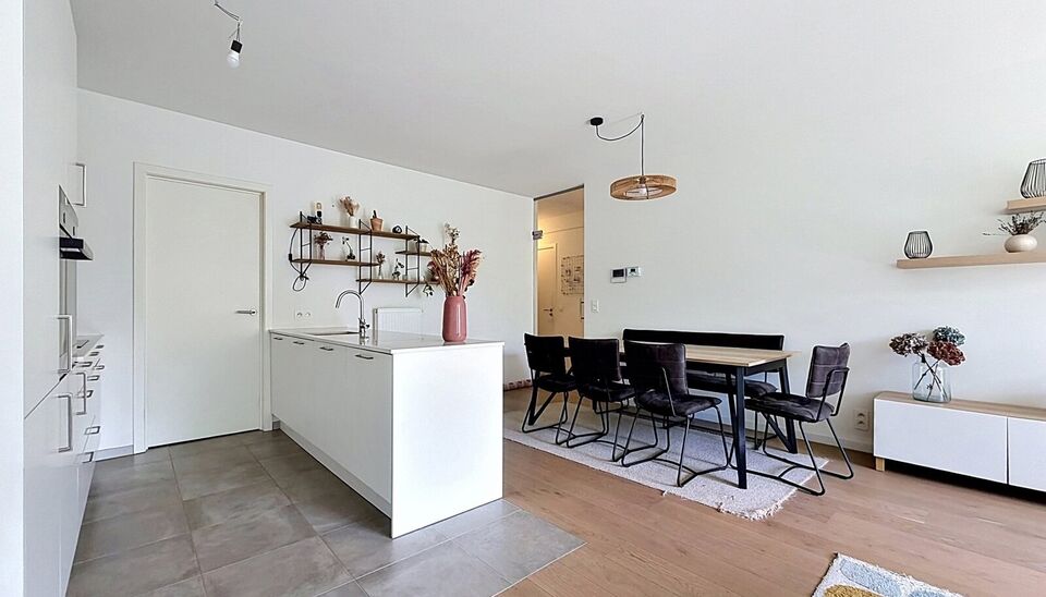 Een recent en instapklaar appartement met terras, ideaal gelegen op wandelafstand van brouwerij Brouwerij De Koninck en het Albertpark. Het appartement bevindt zich op de derde verdieping van een modern en goed onderhouden gebouw met lift.
Via de ruime in