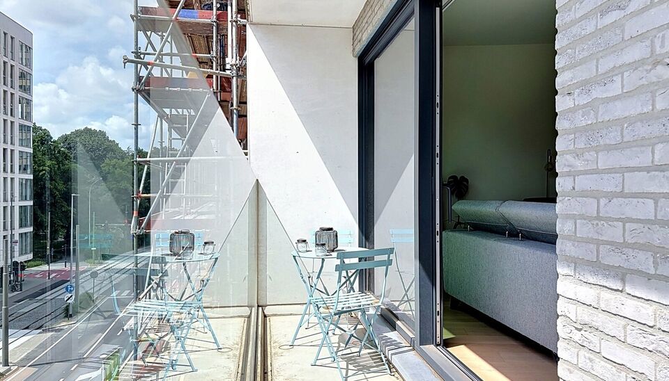 Een recent en instapklaar appartement met terras, ideaal gelegen op wandelafstand van brouwerij Brouwerij De Koninck en het Albertpark. Het appartement bevindt zich op de derde verdieping van een modern en goed onderhouden gebouw met lift.
Via de ruime in
