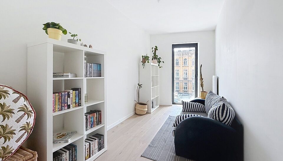 Een recent en instapklaar appartement met terras, ideaal gelegen op wandelafstand van brouwerij Brouwerij De Koninck en het Albertpark. Het appartement bevindt zich op de derde verdieping van een modern en goed onderhouden gebouw met lift.
Via de ruime in