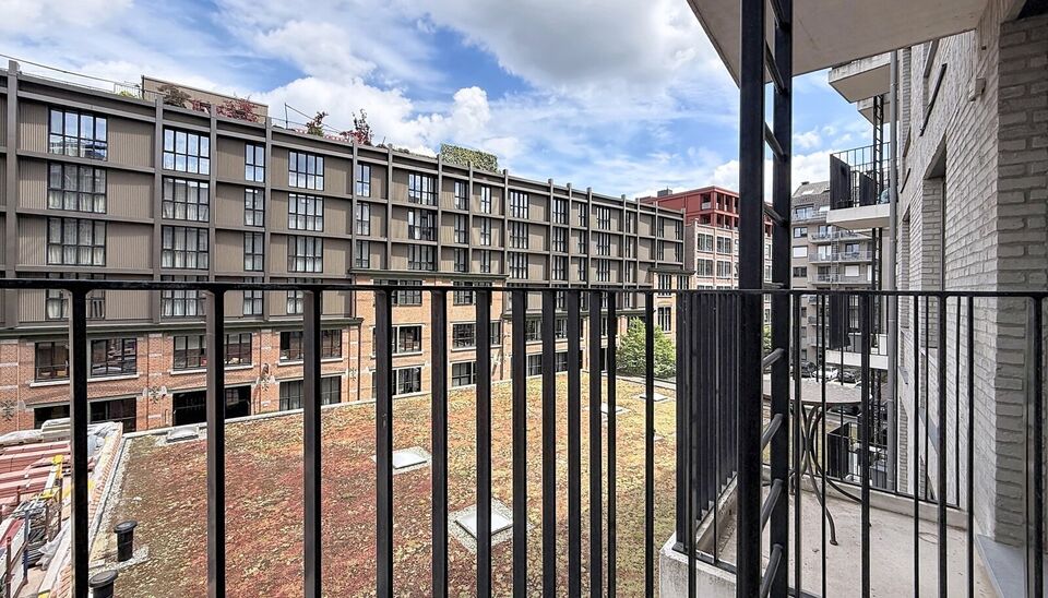 Een recent en instapklaar appartement met terras, ideaal gelegen op wandelafstand van brouwerij Brouwerij De Koninck en het Albertpark. Het appartement bevindt zich op de derde verdieping van een modern en goed onderhouden gebouw met lift.
Via de ruime in