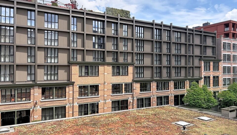 Een recent en instapklaar appartement met terras, ideaal gelegen op wandelafstand van brouwerij Brouwerij De Koninck en het Albertpark. Het appartement bevindt zich op de derde verdieping van een modern en goed onderhouden gebouw met lift.
Via de ruime in