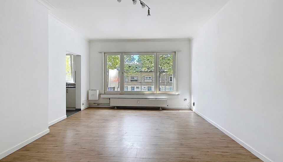 Licht appartement op wandelafstand van het Te Boelaarpark en diverse winkels.
De inkomhal leidt naar de woon- en eetkamer (ca. 23 m²) met laminaatvloer, aansluitend aan de praktische hoekkeuken. Het appartement beschikt over 2 slaapkamers (ca. 13 m² - 5