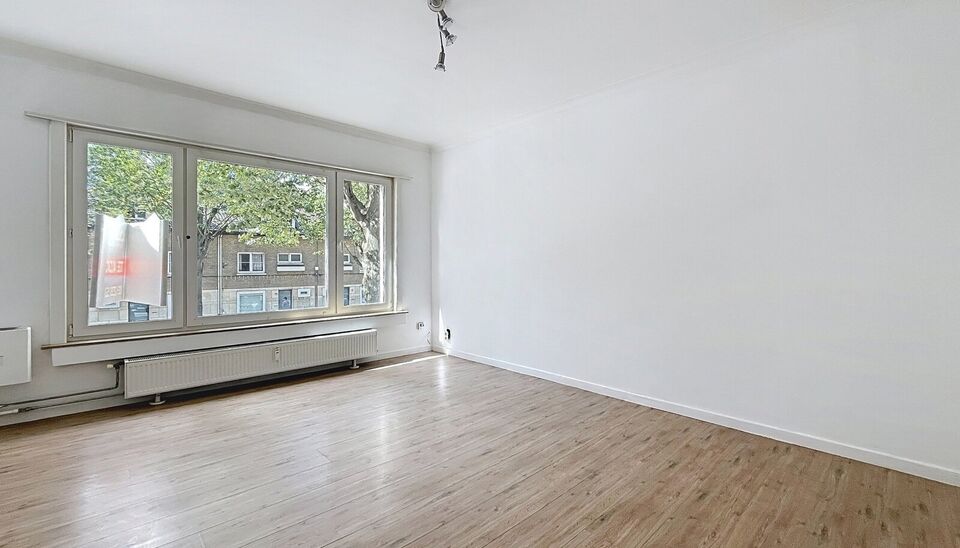 Licht appartement op wandelafstand van het Te Boelaarpark en diverse winkels.
De inkomhal leidt naar de woon- en eetkamer (ca. 23 m²) met laminaatvloer, aansluitend aan de praktische hoekkeuken. Het appartement beschikt over 2 slaapkamers (ca. 13 m² - 5