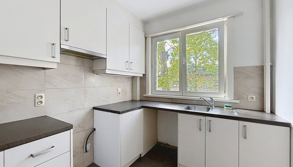 Licht appartement op wandelafstand van het Te Boelaarpark en diverse winkels.
De inkomhal leidt naar de woon- en eetkamer (ca. 23 m²) met laminaatvloer, aansluitend aan de praktische hoekkeuken. Het appartement beschikt over 2 slaapkamers (ca. 13 m² - 5