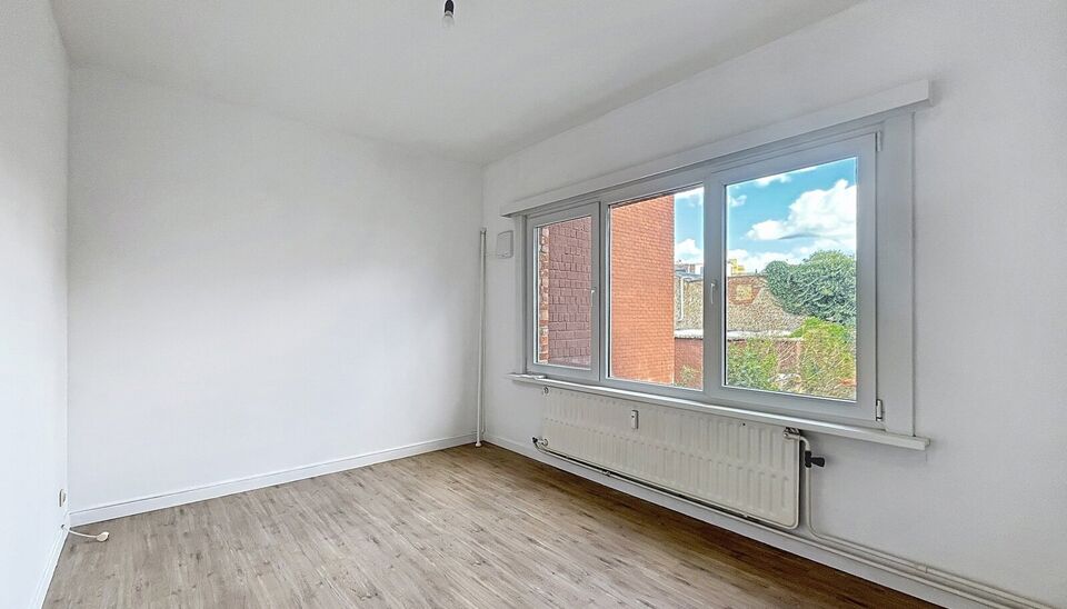 Licht appartement op wandelafstand van het Te Boelaarpark en diverse winkels.
De inkomhal leidt naar de woon- en eetkamer (ca. 23 m²) met laminaatvloer, aansluitend aan de praktische hoekkeuken. Het appartement beschikt over 2 slaapkamers (ca. 13 m² - 5