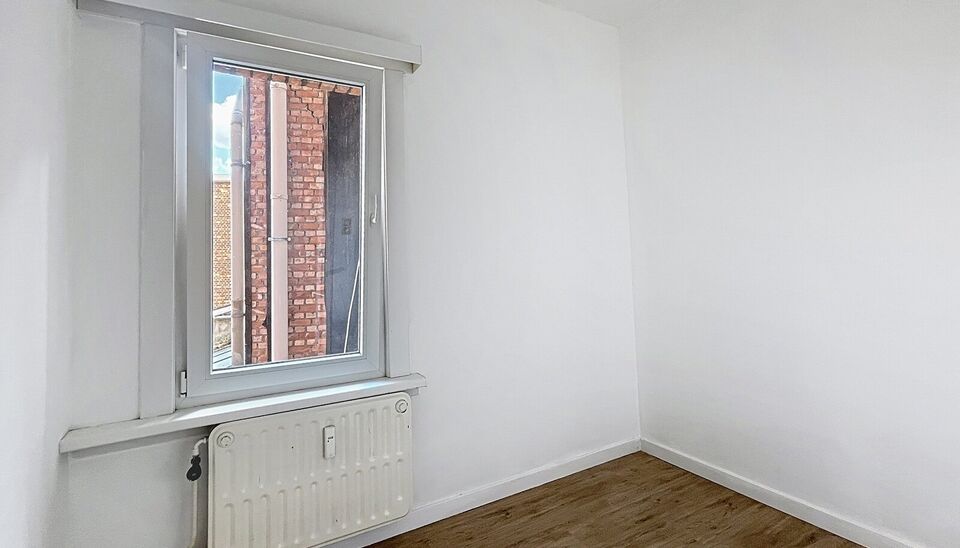 Licht appartement op wandelafstand van het Te Boelaarpark en diverse winkels.
De inkomhal leidt naar de woon- en eetkamer (ca. 23 m²) met laminaatvloer, aansluitend aan de praktische hoekkeuken. Het appartement beschikt over 2 slaapkamers (ca. 13 m² - 5