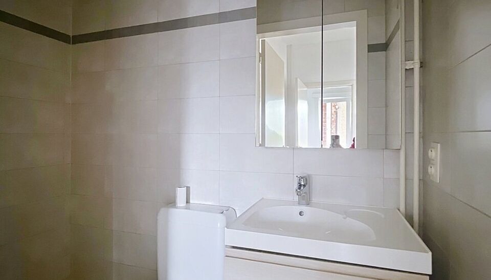 Licht appartement op wandelafstand van het Te Boelaarpark en diverse winkels.
De inkomhal leidt naar de woon- en eetkamer (ca. 23 m²) met laminaatvloer, aansluitend aan de praktische hoekkeuken. Het appartement beschikt over 2 slaapkamers (ca. 13 m² - 5