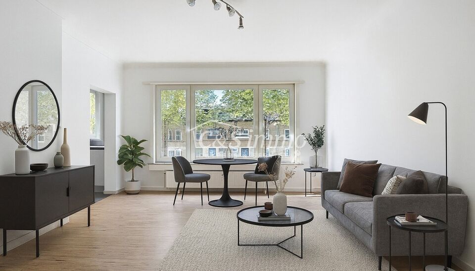 Licht appartement op wandelafstand van het Te Boelaarpark en diverse winkels.
De inkomhal leidt naar de woon- en eetkamer (ca. 23 m²) met laminaatvloer, aansluitend aan de praktische hoekkeuken. Het appartement beschikt over 2 slaapkamers (ca. 13 m² - 5