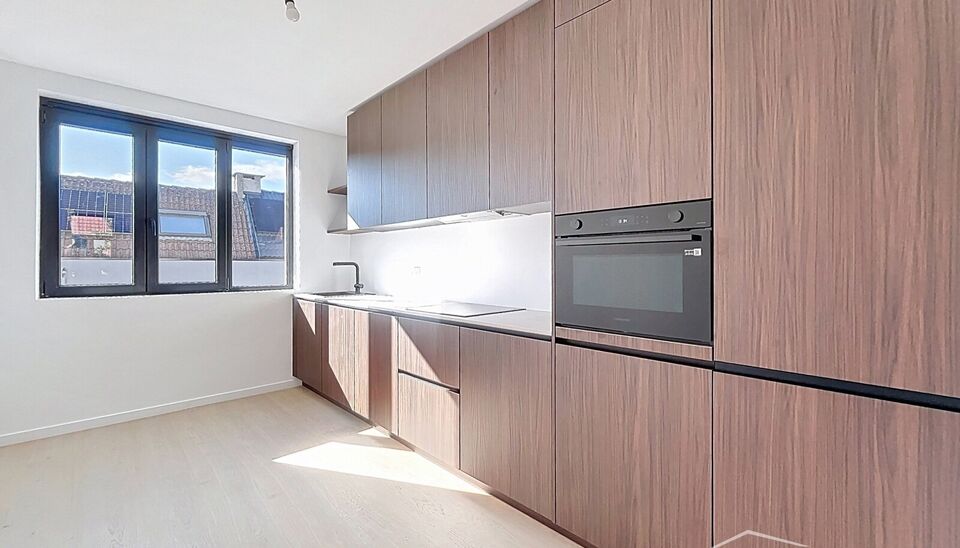 Tip top afgewerkt duplex appartement met 2 slaapkamers.  Dit appartement biedt een perfecte balans tussen comfort en stijl, gelegen in de levendige en vernieuwende wijk Stuivenberg. Bij binnenkomst inkomhal met een apart toilet. De lichtrijke leefruimte o