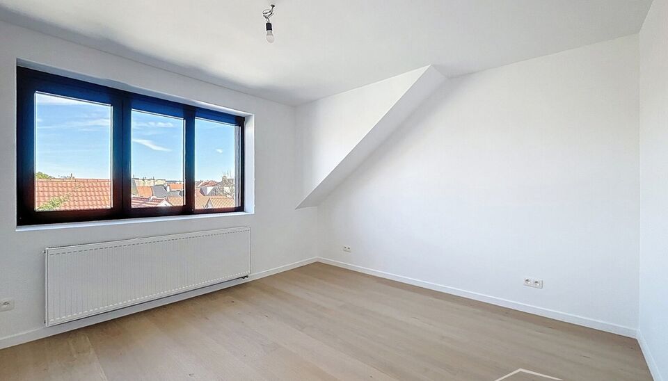 Tip top afgewerkt duplex appartement met 2 slaapkamers.  Dit appartement biedt een perfecte balans tussen comfort en stijl, gelegen in de levendige en vernieuwende wijk Stuivenberg. Bij binnenkomst inkomhal met een apart toilet. De lichtrijke leefruimte o