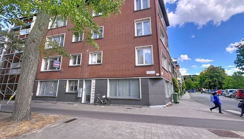 Licht appartement op wandelafstand van het Te Boelaarpark en diverse winkels.
De inkomhal leidt naar de woon- en eetkamer (ca. 23 m²) met laminaatvloer, aansluitend aan de praktische hoekkeuken. Het appartement beschikt over 2 slaapkamers (ca. 13 m² - 5