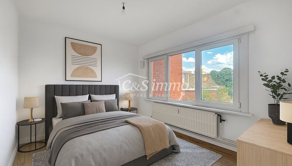 Licht appartement op wandelafstand van het Te Boelaarpark en diverse winkels.
De inkomhal leidt naar de woon- en eetkamer (ca. 23 m²) met laminaatvloer, aansluitend aan de praktische hoekkeuken. Het appartement beschikt over 2 slaapkamers (ca. 13 m² - 5