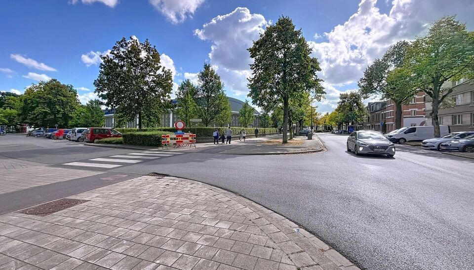 Licht appartement op wandelafstand van het Te Boelaarpark en diverse winkels.
De inkomhal leidt naar de woon- en eetkamer (ca. 23 m²) met laminaatvloer, aansluitend aan de praktische hoekkeuken. Het appartement beschikt over 2 slaapkamers (ca. 13 m² - 5