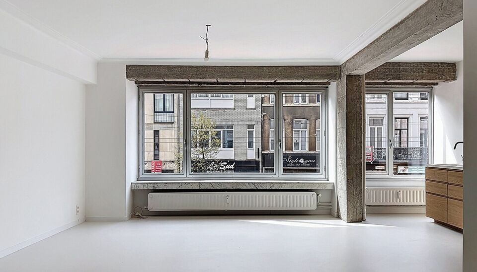 Ontdek dit recent gerenoveerde appartement op de eerste verdieping, gelegen in een bruisende en centrale buurt.
Via de ruime inkomhal, met mogelijkheden voor ingebouwde kasten, komt u naadloos in de lichtrijke woonkamer met een stijlvolle epoxyvloer en ee