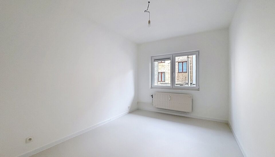 Ontdek dit recent gerenoveerde appartement op de eerste verdieping, gelegen in een bruisende en centrale buurt.
Via de ruime inkomhal, met mogelijkheden voor ingebouwde kasten, komt u naadloos in de lichtrijke woonkamer met een stijlvolle epoxyvloer en ee