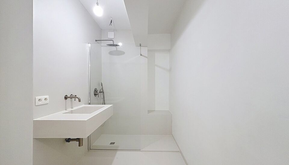 Ontdek dit recent gerenoveerde appartement op de eerste verdieping, gelegen in een bruisende en centrale buurt.
Via de ruime inkomhal, met mogelijkheden voor ingebouwde kasten, komt u naadloos in de lichtrijke woonkamer met een stijlvolle epoxyvloer en ee