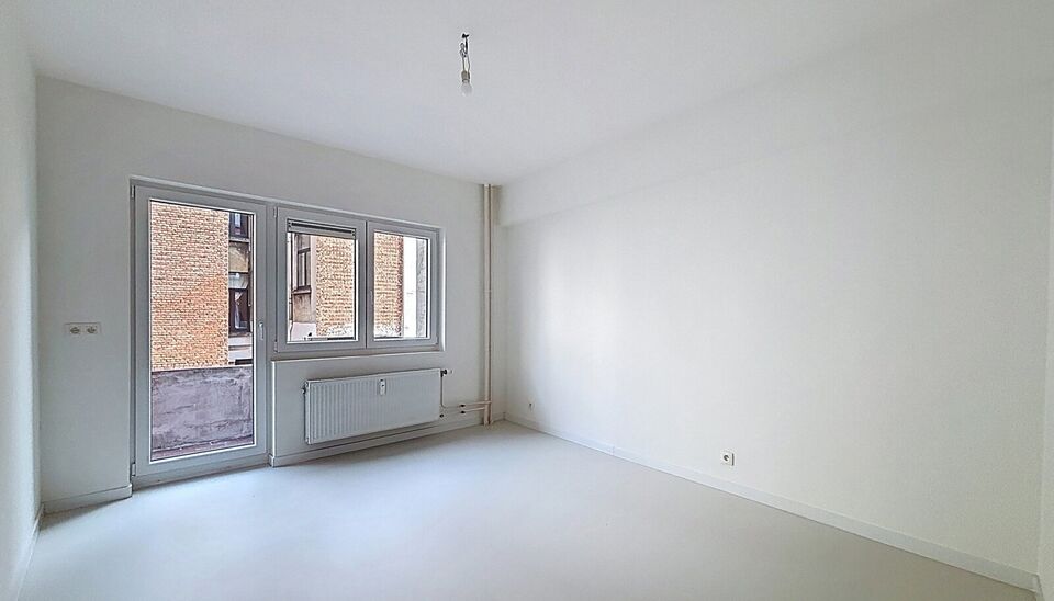 Ontdek dit recent gerenoveerde appartement op de eerste verdieping, gelegen in een bruisende en centrale buurt.
Via de ruime inkomhal, met mogelijkheden voor ingebouwde kasten, komt u naadloos in de lichtrijke woonkamer met een stijlvolle epoxyvloer en ee