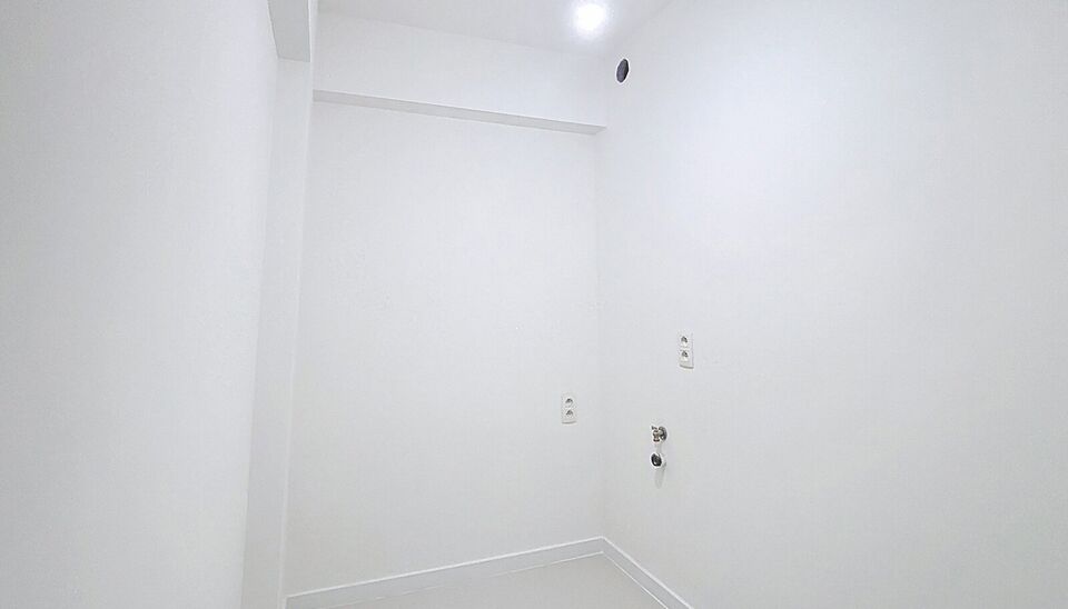 Ontdek dit recent gerenoveerde appartement op de eerste verdieping, gelegen in een bruisende en centrale buurt.
Via de ruime inkomhal, met mogelijkheden voor ingebouwde kasten, komt u naadloos in de lichtrijke woonkamer met een stijlvolle epoxyvloer en ee