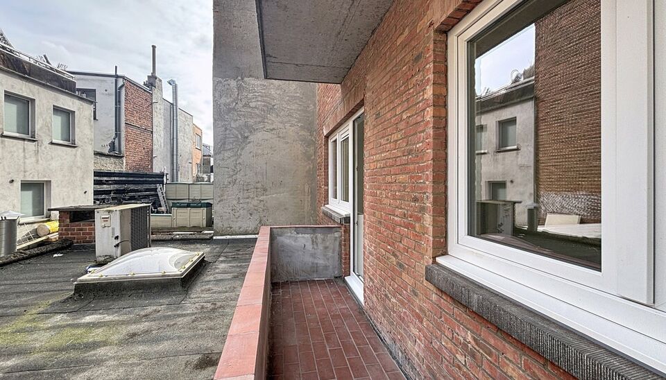 Ontdek dit recent gerenoveerde appartement op de eerste verdieping, gelegen in een bruisende en centrale buurt.
Via de ruime inkomhal, met mogelijkheden voor ingebouwde kasten, komt u naadloos in de lichtrijke woonkamer met een stijlvolle epoxyvloer en ee