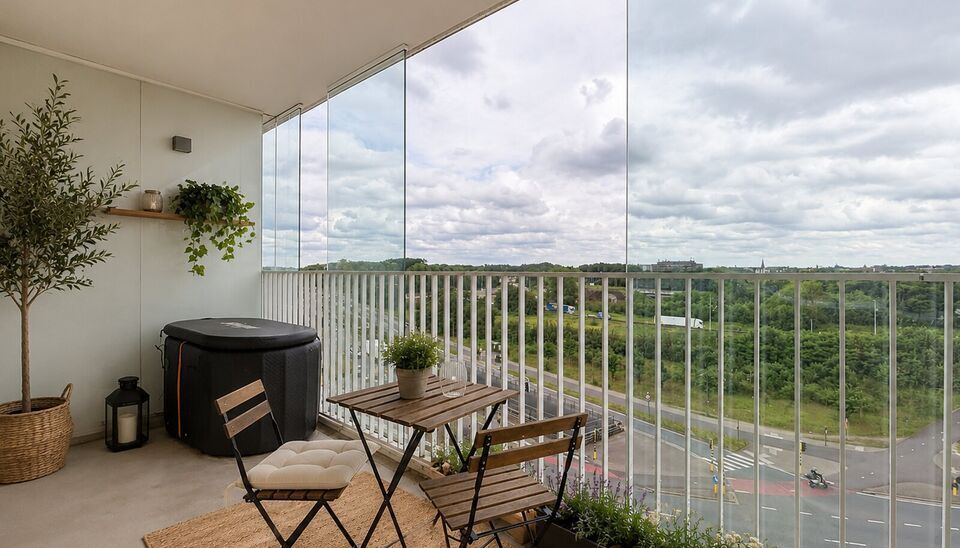Dit energiezuinig appartement bevindt zich in een recent gebouw (2018) nabij de Slachthuissite. U betreedt het appartement via de inkomhal (ca.7 m&sup2;) met voldoende kastruimte en apart toilet. Lichtrijke woonkamer op keramische parket met een open keuken. 
