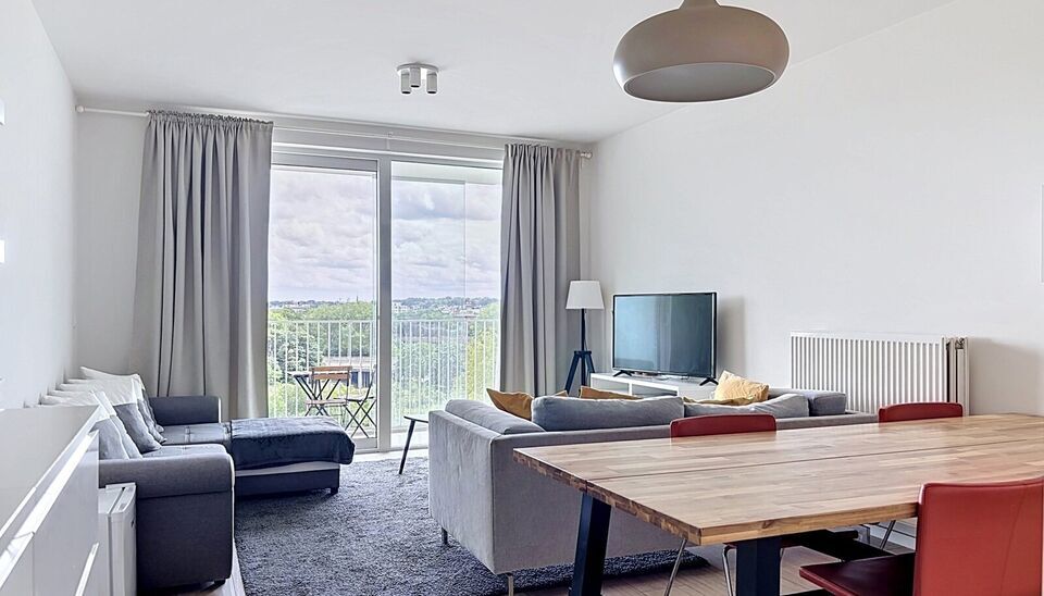 Dit energiezuinig appartement bevindt zich in een recent gebouw (2018) nabij de Slachthuissite. U betreedt het appartement via de inkomhal (ca.7 m&sup2;) met voldoende kastruimte en apart toilet. Lichtrijke woonkamer op keramische parket met een open keuken. 