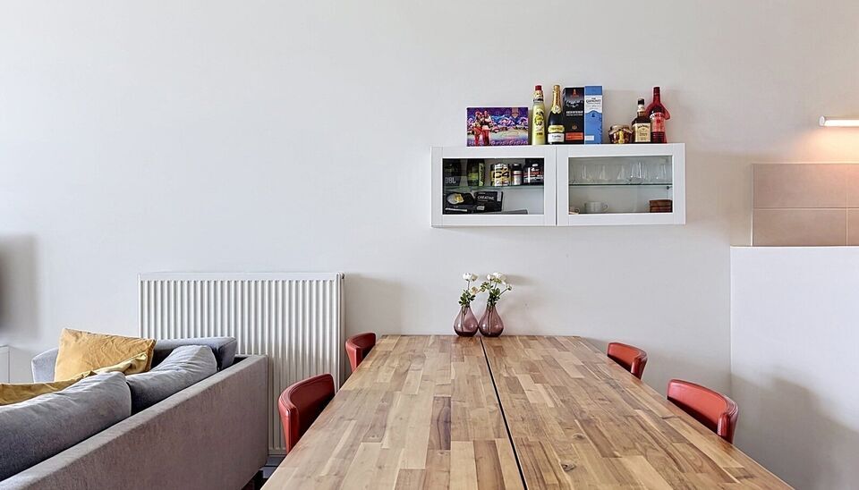 Dit energiezuinig appartement bevindt zich in een recent gebouw (2018) nabij de Slachthuissite. U betreedt het appartement via de inkomhal (ca.7 m&sup2;) met voldoende kastruimte en apart toilet. Lichtrijke woonkamer op keramische parket met een open keuken. 