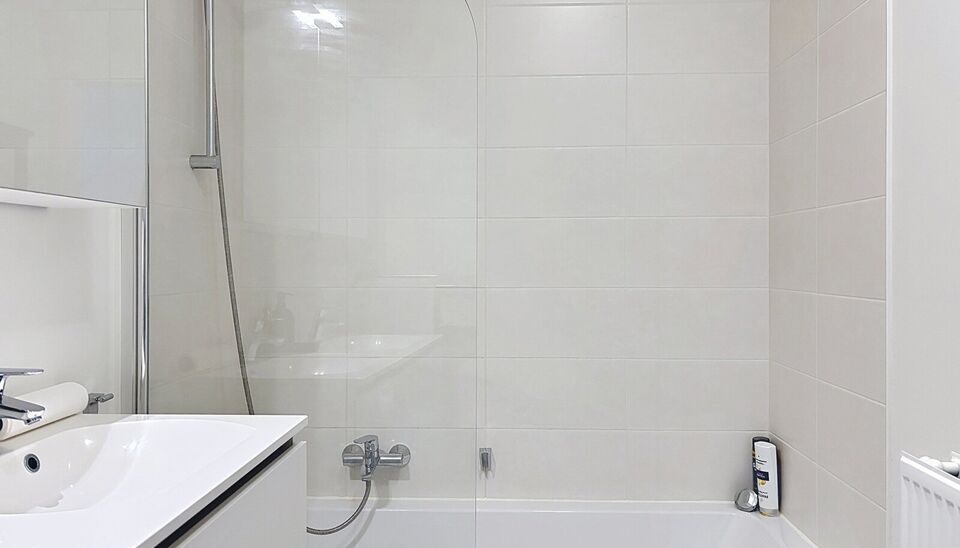 Dit energiezuinig appartement bevindt zich in een recent gebouw (2018) nabij de Slachthuissite. U betreedt het appartement via de inkomhal (ca.7 m&sup2;) met voldoende kastruimte en apart toilet. Lichtrijke woonkamer op keramische parket met een open keuken. 