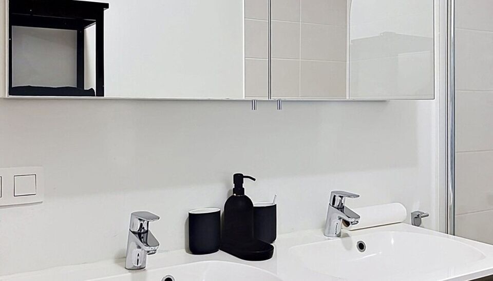 Dit energiezuinig appartement bevindt zich in een recent gebouw (2018) nabij de Slachthuissite. U betreedt het appartement via de inkomhal (ca.7 m&sup2;) met voldoende kastruimte en apart toilet. Lichtrijke woonkamer op keramische parket met een open keuken. 