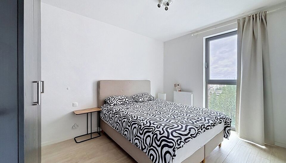 Dit energiezuinig appartement bevindt zich in een recent gebouw (2018) nabij de Slachthuissite. U betreedt het appartement via de inkomhal (ca.7 m&sup2;) met voldoende kastruimte en apart toilet. Lichtrijke woonkamer op keramische parket met een open keuken. 