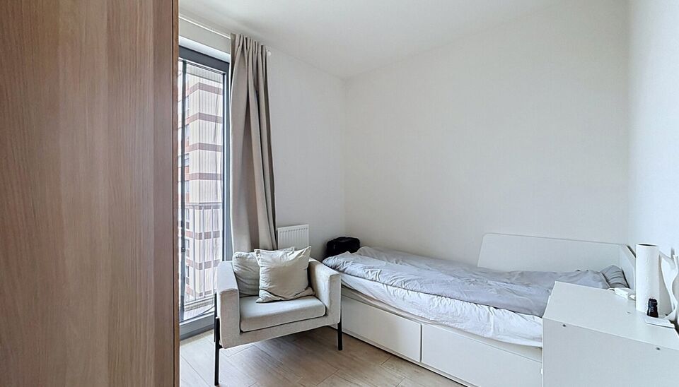 Dit energiezuinig appartement bevindt zich in een recent gebouw (2018) nabij de Slachthuissite. U betreedt het appartement via de inkomhal (ca.7 m&sup2;) met voldoende kastruimte en apart toilet. Lichtrijke woonkamer op keramische parket met een open keuken. 