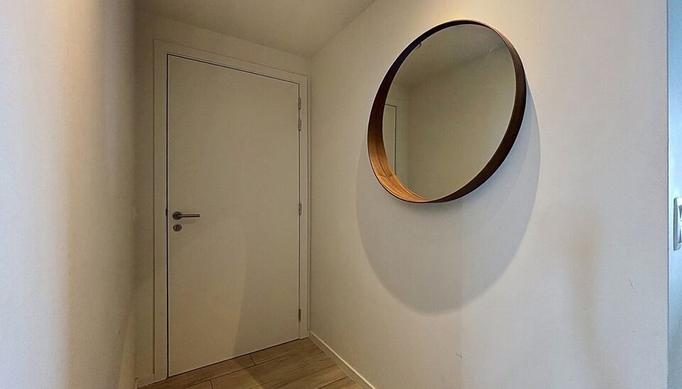Dit energiezuinig appartement bevindt zich in een recent gebouw (2018) nabij de Slachthuissite. U betreedt het appartement via de inkomhal (ca.7 m&sup2;) met voldoende kastruimte en apart toilet. Lichtrijke woonkamer op keramische parket met een open keuken. 