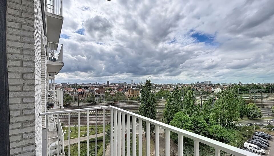 Dit energiezuinig appartement bevindt zich in een recent gebouw (2018) nabij de Slachthuissite. U betreedt het appartement via de inkomhal (ca.7 m&sup2;) met voldoende kastruimte en apart toilet. Lichtrijke woonkamer op keramische parket met een open keuken. 