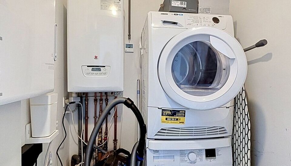 Dit energiezuinig appartement bevindt zich in een recent gebouw (2018) nabij de Slachthuissite. U betreedt het appartement via de inkomhal (ca.7 m&sup2;) met voldoende kastruimte en apart toilet. Lichtrijke woonkamer op keramische parket met een open keuken. 