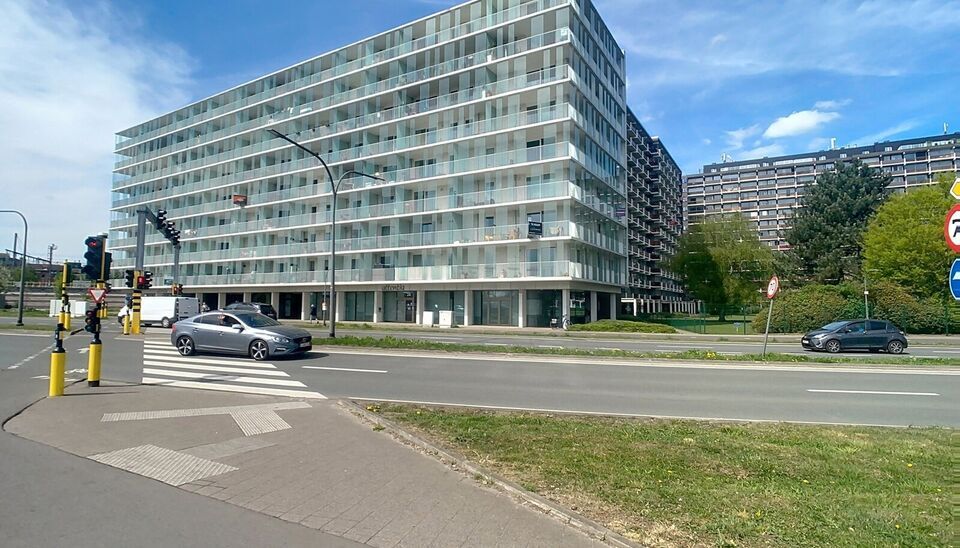 Dit energiezuinig appartement bevindt zich in een recent gebouw (2018) nabij de Slachthuissite. U betreedt het appartement via de inkomhal (ca.7 m&sup2;) met voldoende kastruimte en apart toilet. Lichtrijke woonkamer op keramische parket met een open keuken. 