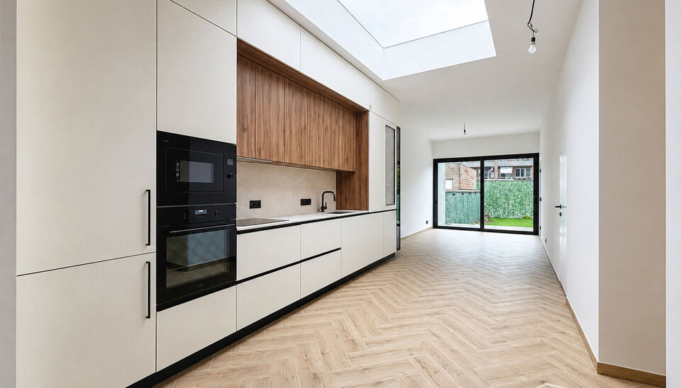 Welkom in de Joris Helleputtestraat 34, een rustige straat op een aangename locatie nabij het prachtige Te Boelaerpark.

Dit gelijkvloerse appartement werd recent volledig gerenoveerd en opgeleverd, met veel aandacht voor kwaliteit en detail.
U komt binne