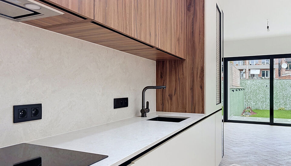 Welkom in de Joris Helleputtestraat 34, een rustige straat op een aangename locatie nabij het prachtige Te Boelaerpark.

Dit gelijkvloerse appartement werd recent volledig gerenoveerd en opgeleverd, met veel aandacht voor kwaliteit en detail.
U komt binne