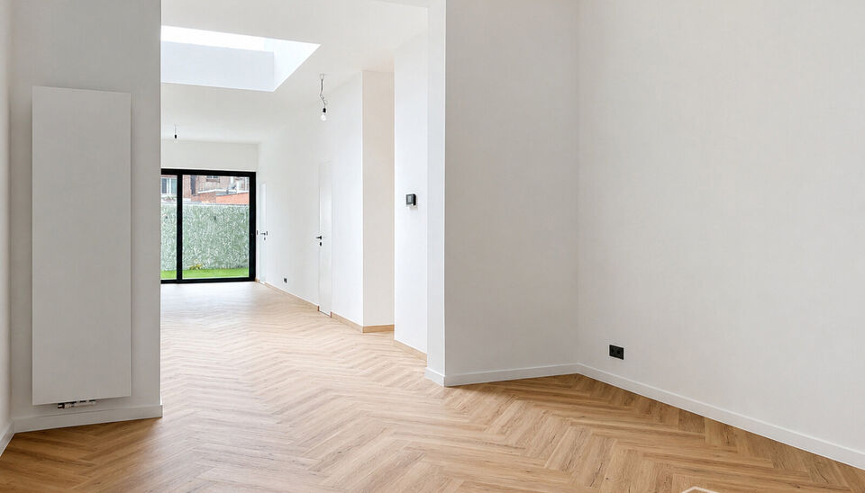 Welkom in de Joris Helleputtestraat 34, een rustige straat op een aangename locatie nabij het prachtige Te Boelaerpark.

Dit gelijkvloerse appartement werd recent volledig gerenoveerd en opgeleverd, met veel aandacht voor kwaliteit en detail.
U komt binne