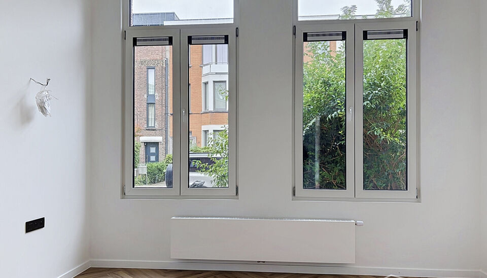 Welkom in de Joris Helleputtestraat 34, een rustige straat op een aangename locatie nabij het prachtige Te Boelaerpark.

Dit gelijkvloerse appartement werd recent volledig gerenoveerd en opgeleverd, met veel aandacht voor kwaliteit en detail.
U komt binne
