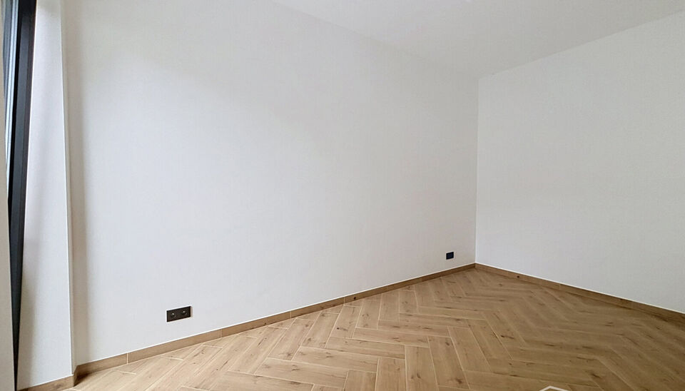 Welkom in de Joris Helleputtestraat 34, een rustige straat op een aangename locatie nabij het prachtige Te Boelaerpark.

Dit gelijkvloerse appartement werd recent volledig gerenoveerd en opgeleverd, met veel aandacht voor kwaliteit en detail.
U komt binne