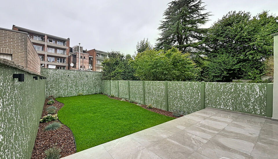 Welkom in de Joris Helleputtestraat 34, een rustige straat op een aangename locatie nabij het prachtige Te Boelaerpark.

Dit gelijkvloerse appartement werd recent volledig gerenoveerd en opgeleverd, met veel aandacht voor kwaliteit en detail.
U komt binne