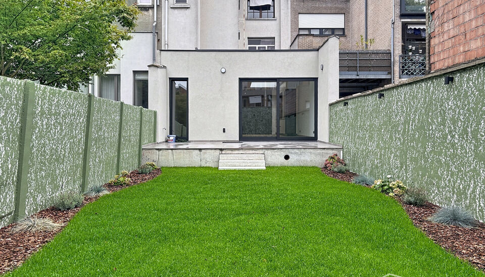 Welkom in de Joris Helleputtestraat 34, een rustige straat op een aangename locatie nabij het prachtige Te Boelaerpark.

Dit gelijkvloerse appartement werd recent volledig gerenoveerd en opgeleverd, met veel aandacht voor kwaliteit en detail.
U komt binne