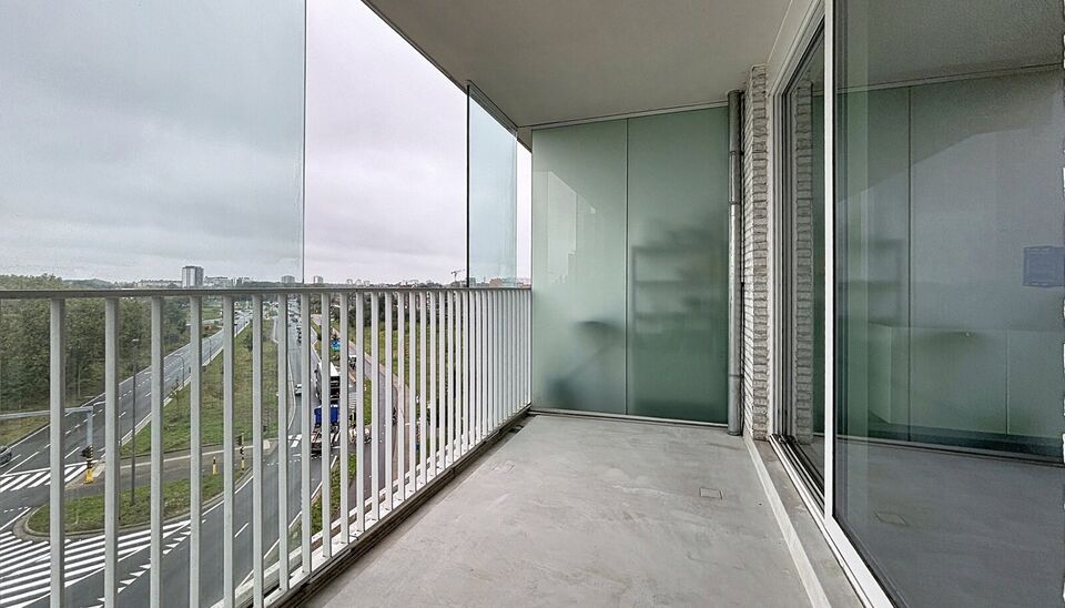 Dit energiezuinig appartement bevindt zich in een recent gebouw (2018) nabij het prachtige Rivierenhof. U betreedt het appartement via de inkomhal (ca.7 m&sup2;) met voldoende kastruimte en apart toilet. Lichtrijke woonkamer op keramische parket met een open 