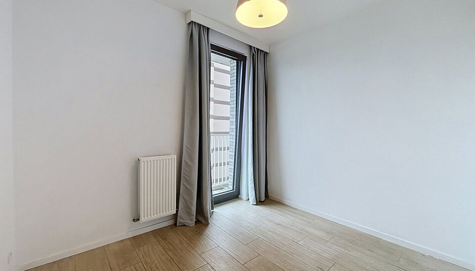 Dit energiezuinig appartement bevindt zich in een recent gebouw (2018) nabij het prachtige Rivierenhof. U betreedt het appartement via de inkomhal (ca.7 m&sup2;) met voldoende kastruimte en apart toilet. Lichtrijke woonkamer op keramische parket met een open 