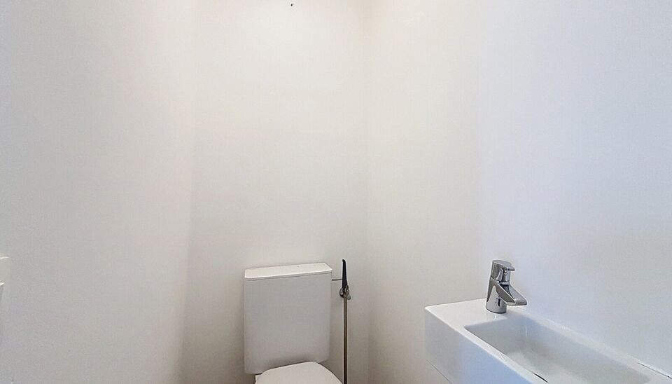 Dit energiezuinig appartement bevindt zich in een recent gebouw (2018) nabij het prachtige Rivierenhof. U betreedt het appartement via de inkomhal (ca.7 m&sup2;) met voldoende kastruimte en apart toilet. Lichtrijke woonkamer op keramische parket met een open 