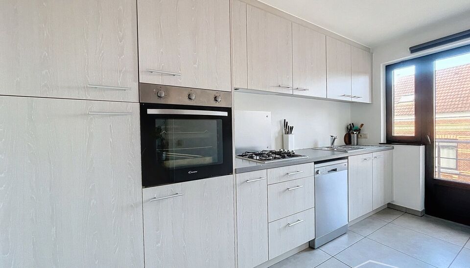 Dit ruime en goed onderhouden appartement met drie slaapkamers is gelegen in een rustige straat en handige locatie. Bij binnenkomst wordt u verwelkomd door een ruime inkomhal. De woon- en eetkamer, met een oppervlakte van circa 32m², is uitgerust met een