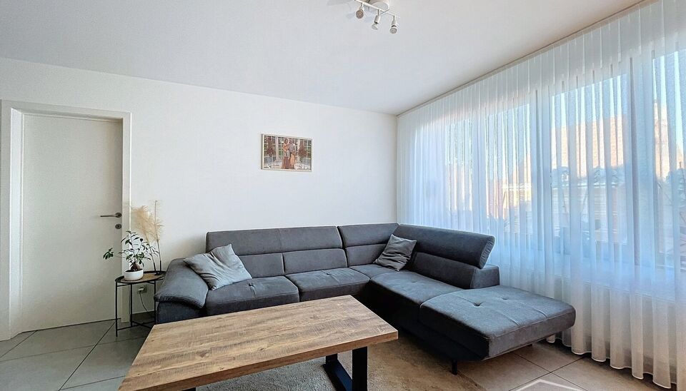 Dit ruime en goed onderhouden appartement met drie slaapkamers is gelegen in een rustige straat en handige locatie. Bij binnenkomst wordt u verwelkomd door een ruime inkomhal. De woon- en eetkamer, met een oppervlakte van circa 32m², is uitgerust met een