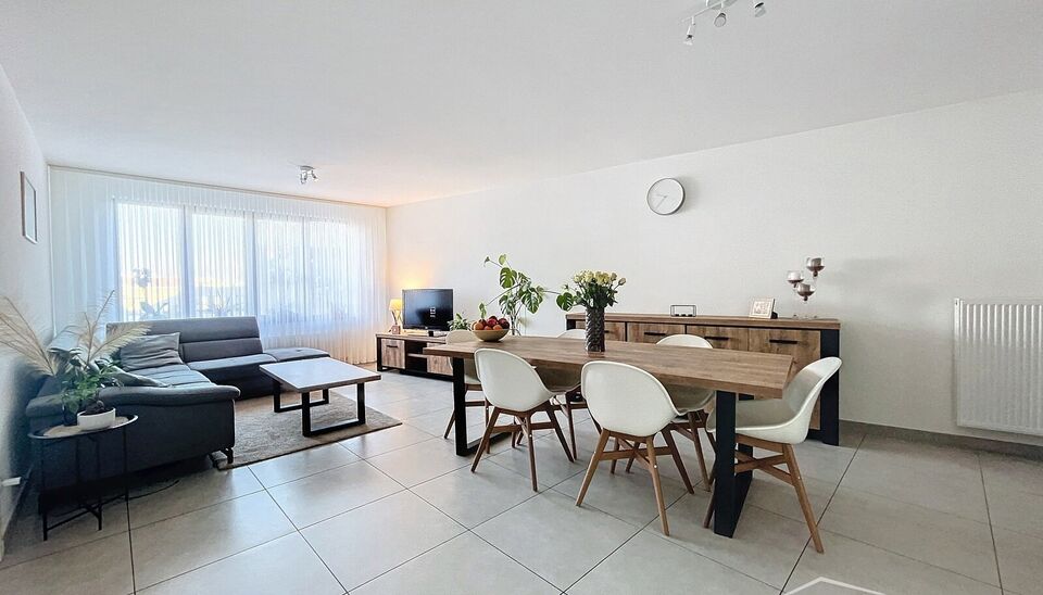 Dit ruime en goed onderhouden appartement met drie slaapkamers is gelegen in een rustige straat en handige locatie. Bij binnenkomst wordt u verwelkomd door een ruime inkomhal. De woon- en eetkamer, met een oppervlakte van circa 32m², is uitgerust met een